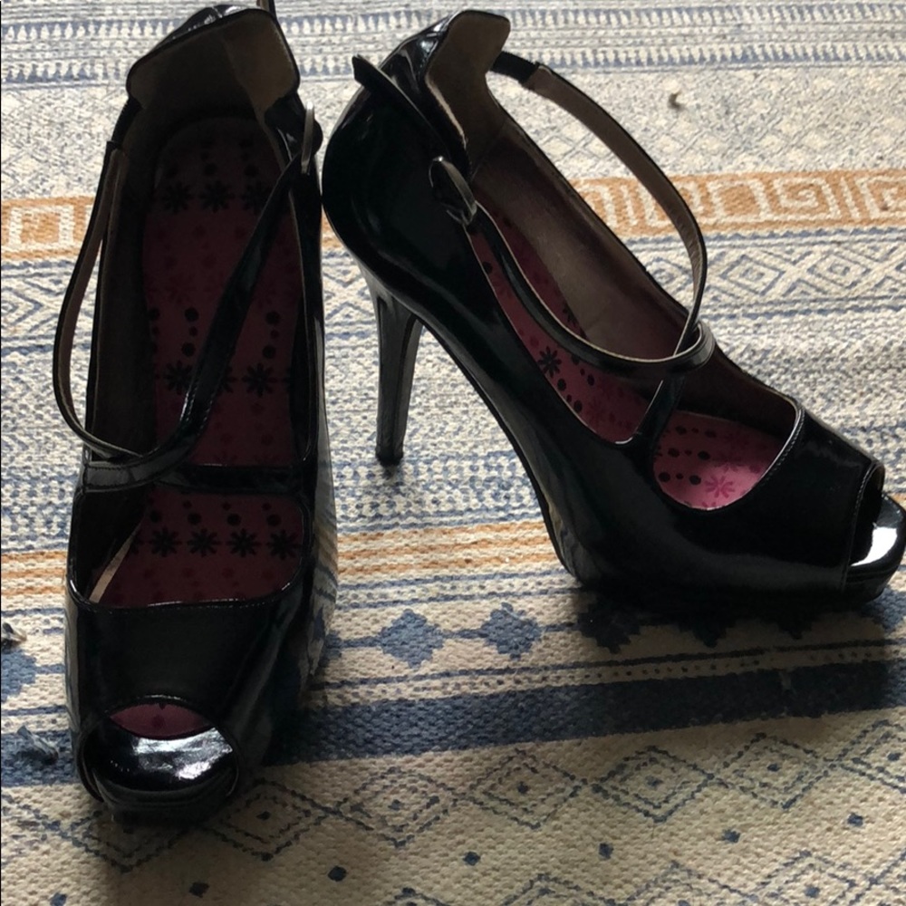 Black patent leather peep toe